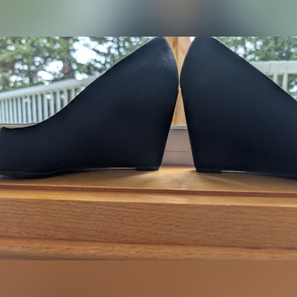 Le Chateau Classic Black Wedges - Picture 3 of 7